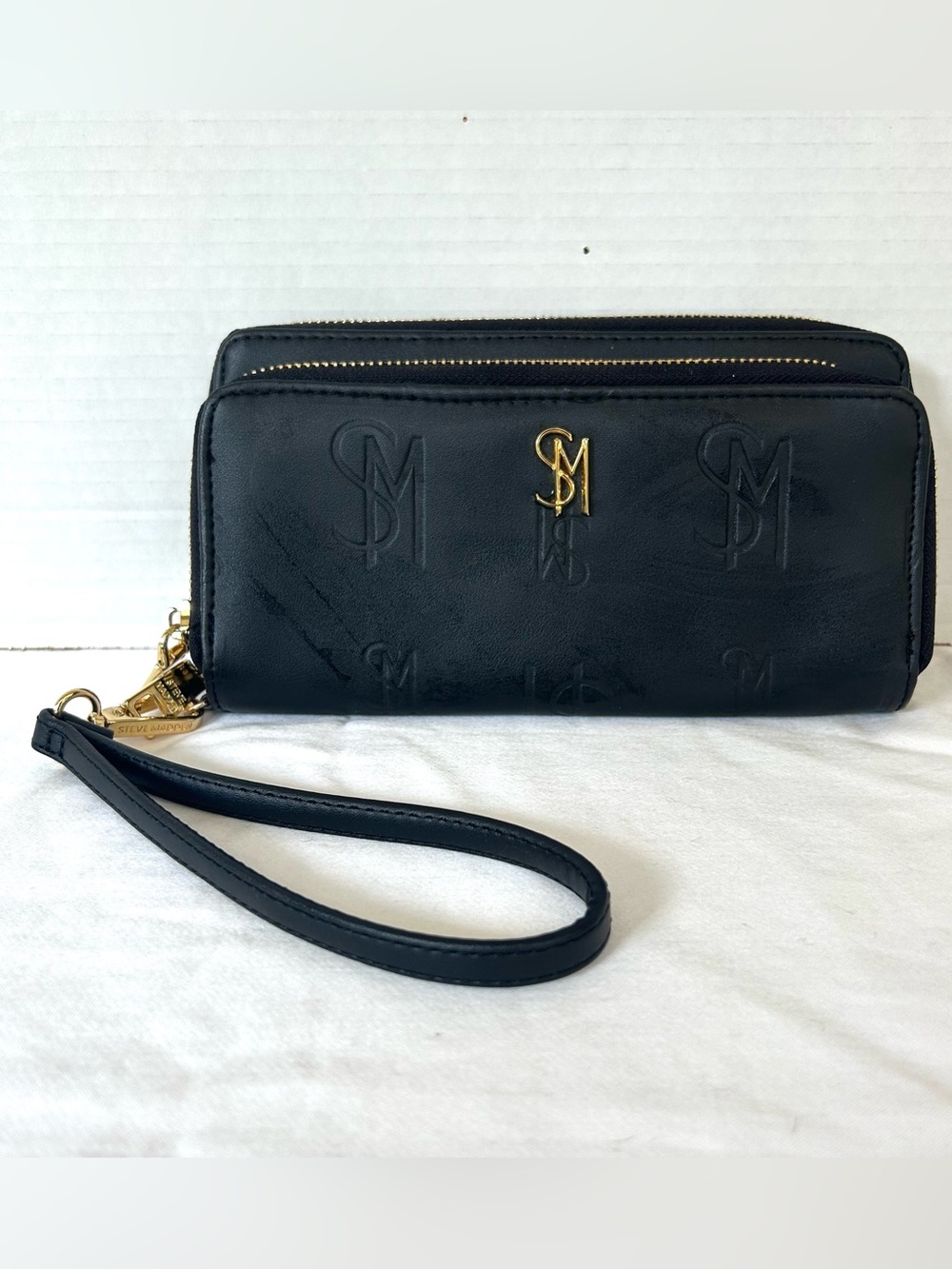 Steve Madden Gorgeous BBENNI Black & Gold Zip All Around Wristlet Wallet
